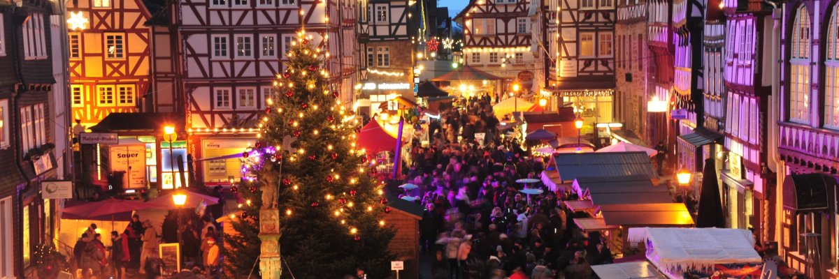 Weihnachtsmarkt auf dem Marktplatz. Stimmungsvolle beleuchtung mit vielen besuchern an Weihnachtsmarktständen